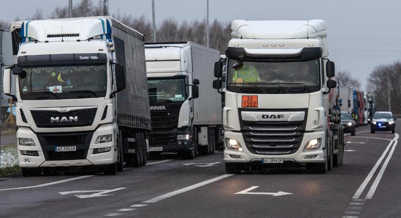 Szörnyű baleset az M0-son, mégis megmenekültek a gyerekek - videó