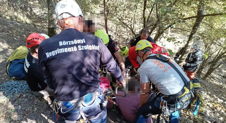 Bokatörés miatt riasztották a hegyimentőket a Remete-barlangnál, videón a legújabb akció