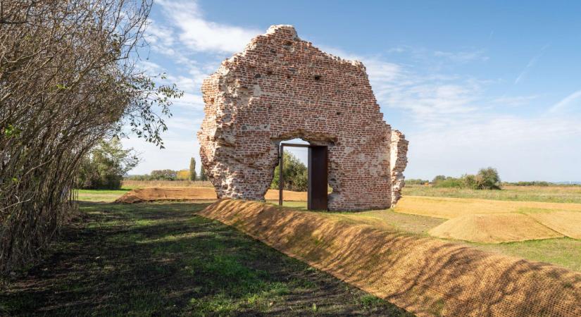 800 év után újjáéled a történelem: 30 millióból pofozták ki a varjaskéri templomromot