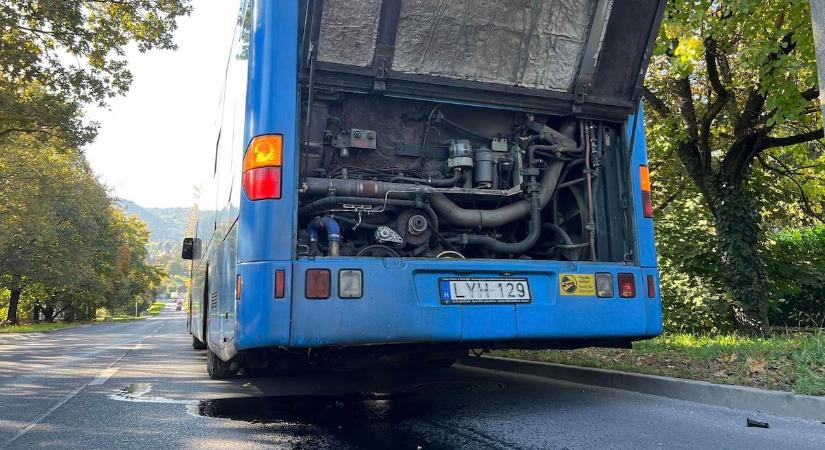 Menet közben hagyott el egy alkatrészt és sok olajat a BKV 23 éves busza