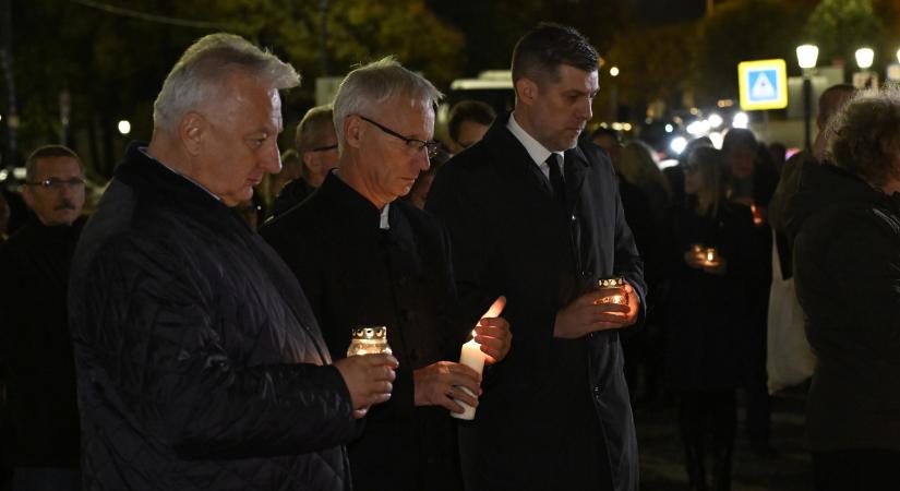 Gyertyagyújtás az elhunyt magyar politikusra emlékezve