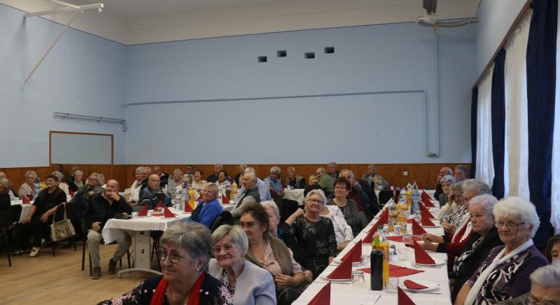 Szívet-lelket melengető idősek napi ünnepség Öregcsertőn