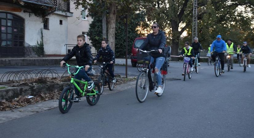 Bicikliző alakot formált a közös kerékpározás útvonala – galériával és videóval