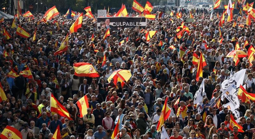 Pedro Sánchez lemondását követelték a spanyolok Madridban  videó