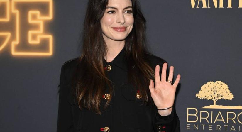 A 41 éves Anne Hathaway bomba dekoltázst villantott: ritkán láthatjuk így a színésznőt