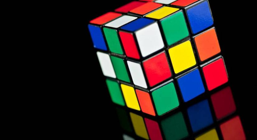 Egy ujjbegyen elfér a világ legkisebb Rubik-kockája: ilyet még biztos nem láttál