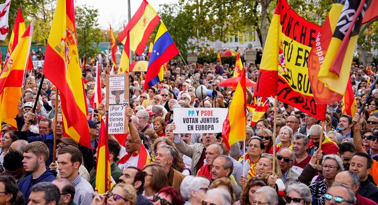 Tízezrek tüntettek előrehozott választásokat követelve Madridban