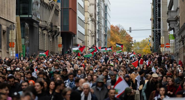 Több tízezren tüntettek Brüsszelben, Izrael nekiesett a francia elnöknek