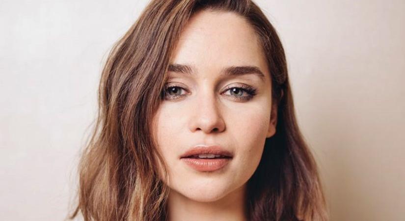 Rá sem lehet ismerni! Így néz ki smink nélkül Emilia Clarke