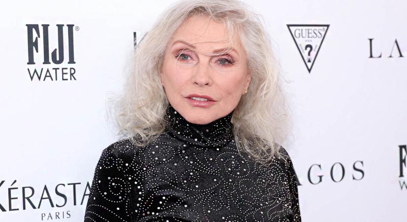 A 79 éves Debbie Harry vagányan nőies: a Blondie énekesnője megőrizte vadóc stílusát