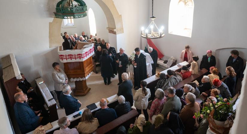 Egy 44 tagú erdélyi református gyülekezet templomát újította fel a magyar kormány