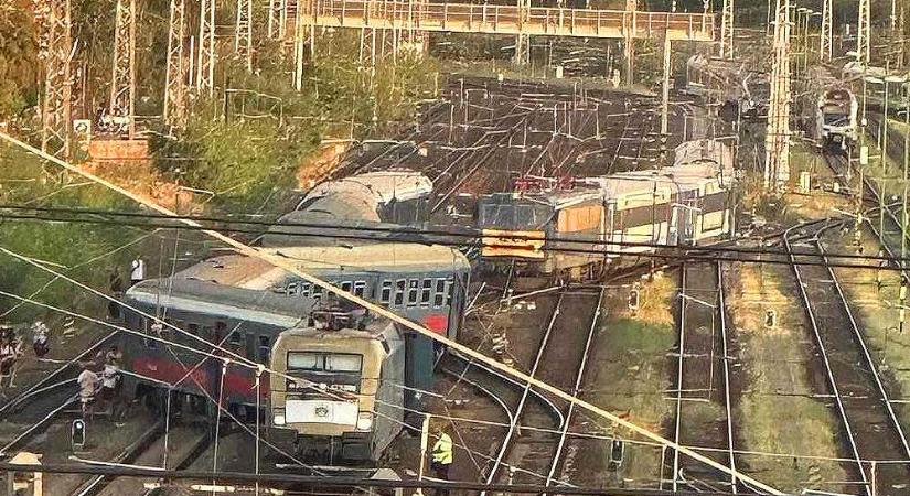 Óriási késésekkel közlekednek a vonatok a Keleti pályaudvarról, Vitézy Dávid szerint kisiklott egy mozdony