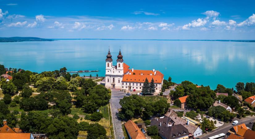 Óriási a veszély Tihanynál: továbbra is rejtély, hogyan került szennyvíz a Balatonba