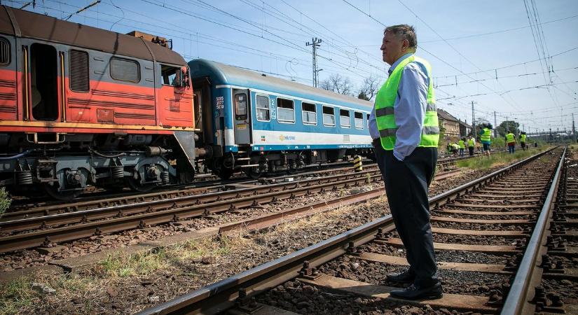 Vitézy Dávid azt állítja, hogy újabb vonatkisiklás történt a Keleti pályaudvaron – fotók