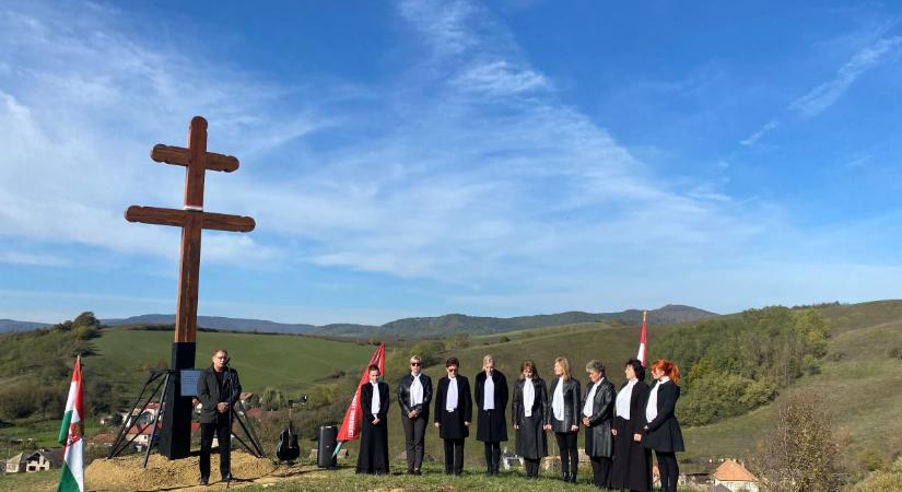 A kettős kereszt megáldása és a Csemadok-alapszervezet 70. születésnapjának megünneplése Gömörpéterfalán