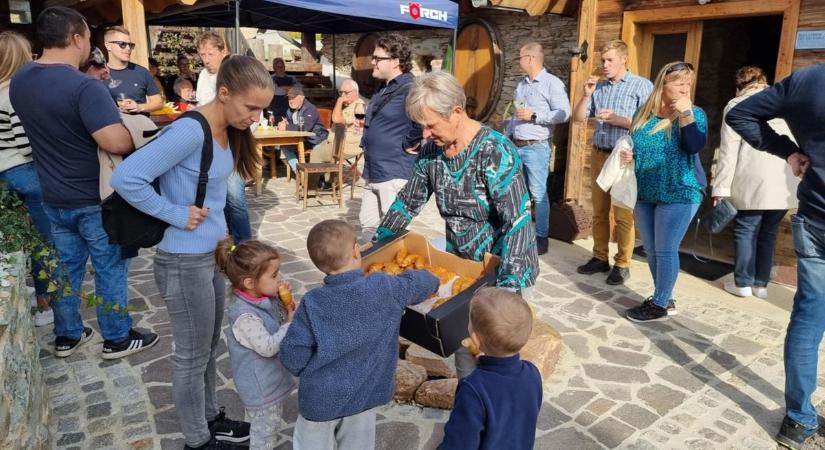 12 borosgazda engedett betekintést a borospincék kincseibe a Vas-hegyen