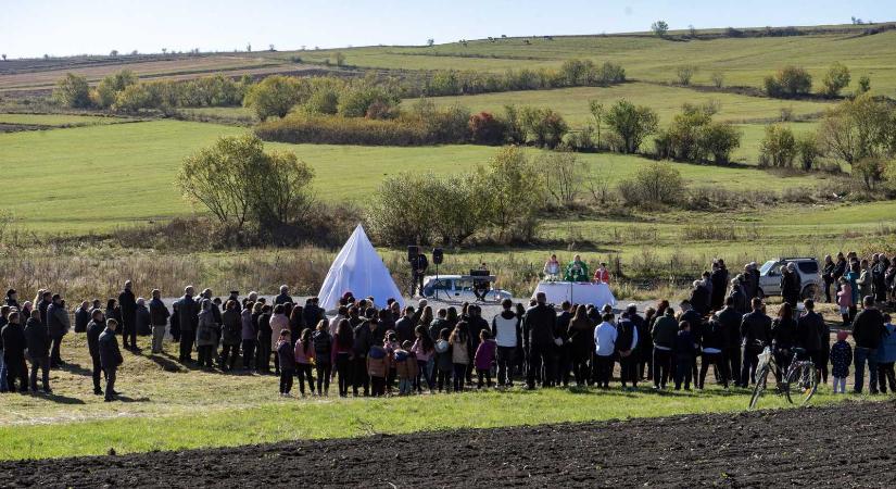 Emlékművet avattak Kézdikőváron: pontosították a település középkori helyét