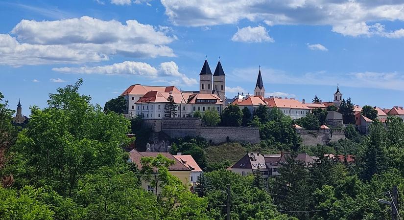 Veszprém a királynék, szerelmek és botrányok városa, ahol a romantika életre kel