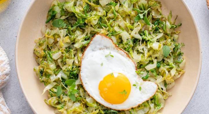 Serpenyőben pirult, fokhagymás káposzta: tökéletes köret húsok mellé