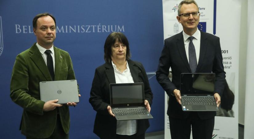 A kormány az EU helyett fizeti ki a magyar diákok ingyenes laptopjait