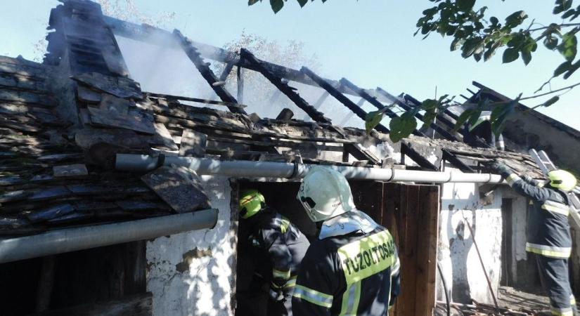 Semmi nem maradt a tetőből: fotón a kunhegyesi tűz pusztítása