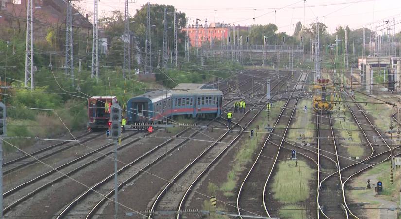 Kisiklott egy mozdony a Keleti pályaudvaron hétfő hajnalban