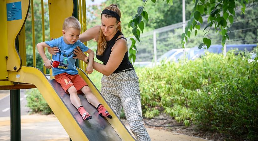 Nberségből jeles: 8 és fél millió forintot adományozott Zsozeatya közössége a súlyos beteg debreceni kisfiú gyógyulására