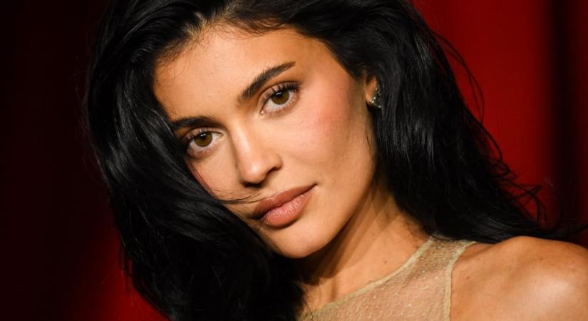 Kylie Jenner nude ruhájáról beszél most mindenki, különleges darabot választott