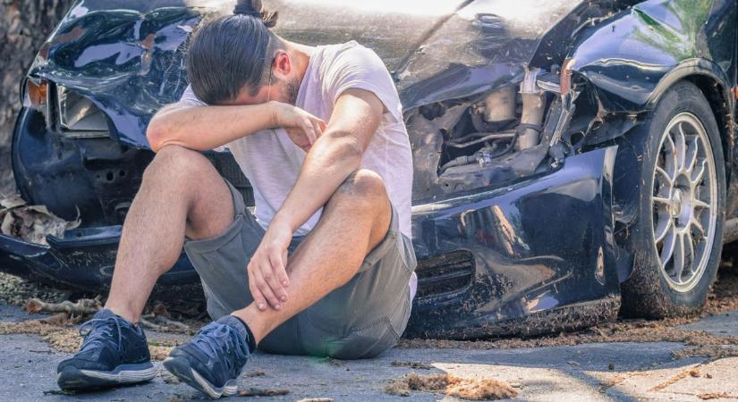 Részegen, jogsi nélkül ment neki a busznak, majd biciklivel menekült