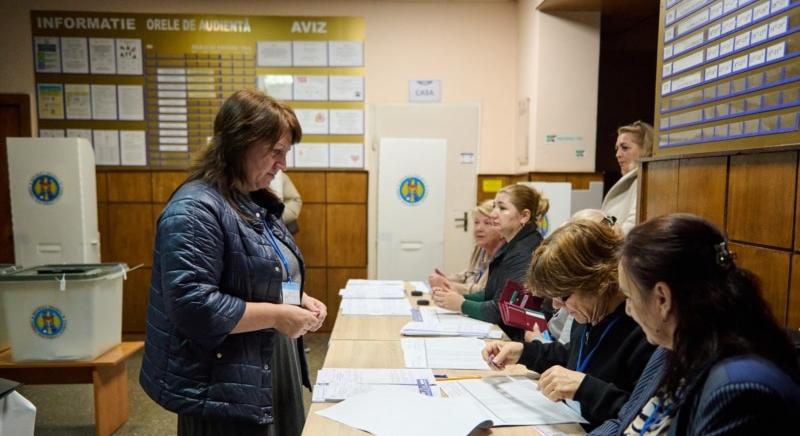 Szorult helyzetbe hozza a moldovai elnököt az „igenek” szűk győzelme az EU-s népszavazáson