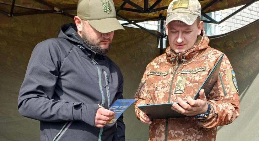 Ukrajnában megbüntetik azokat, akik „ismertetik” azon helyeket, ahol behívókat állítanak ki