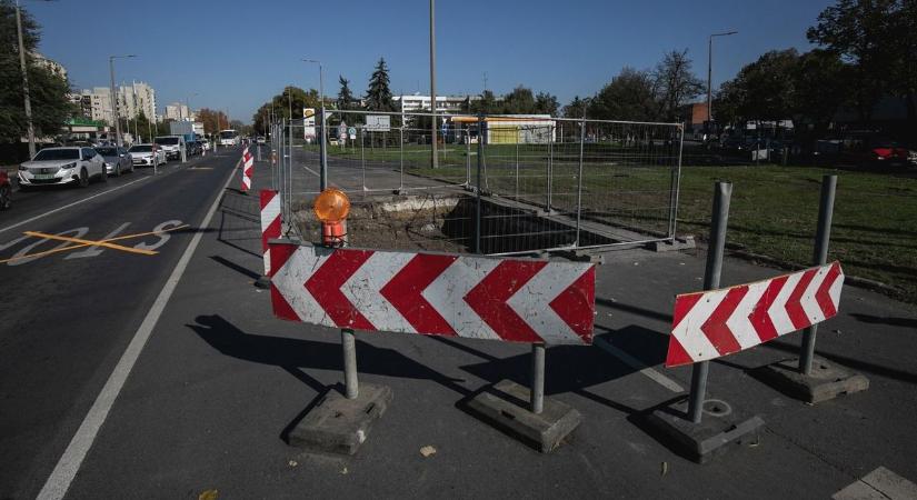 Óvatosan az István út felé, egy nagyobb autónyi gödör tátong az úton!