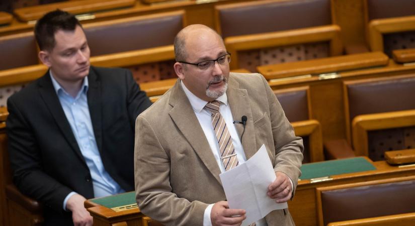 Döntött a parlament: felfüggesztették Csárdi Antal mentelmi jogát