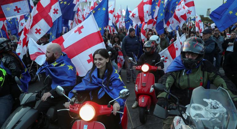 Tízezrek tüntettek Georgiában az uniós csatlakozásért