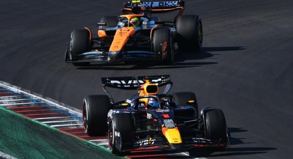 McLaren vs. Red Bull, problémás (?) Mercedes-fejlesztés – hétfői F1-es hírek