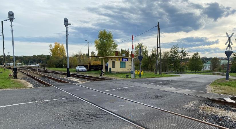 Vesekőrázó vágányok, autókat sínekre sodró kanyarban – Jó hírünk van! (videó)