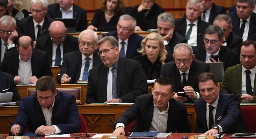 A veszélyhelyzet meghosszabbításáról tárgyal a parlament