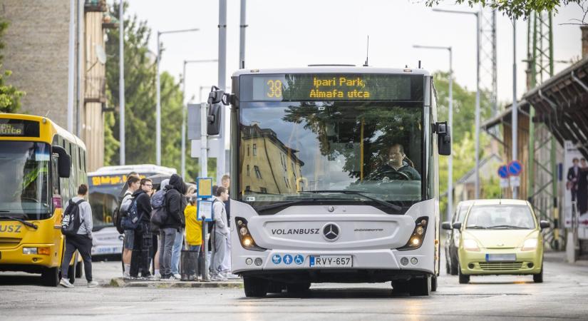 Az ünnepnapi menetrend lesz érvényes a vasúton és az autóbuszokon