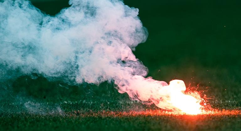 Több ujját is elveszítette a futballista a pályára bedobott petárda miatt