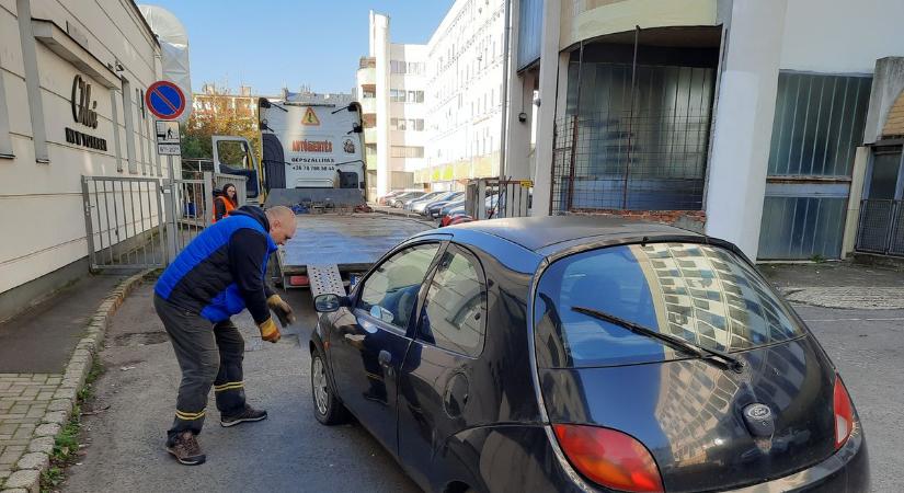 Roncsautó rondította a belvárost