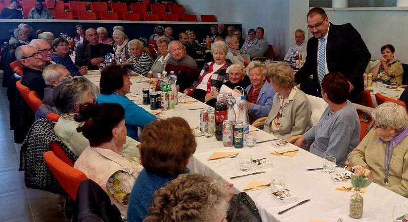 A szépkorúakat ünnepelték Emődön Straub Dezsővel