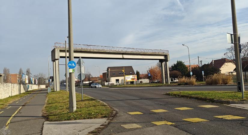 Szünetelnek a közműhíd bontási munkálatai