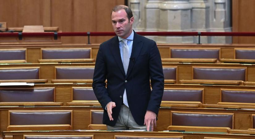 Hollik István: Magyar Péterék azt teszik, amit Manfred Weber diktál nekik