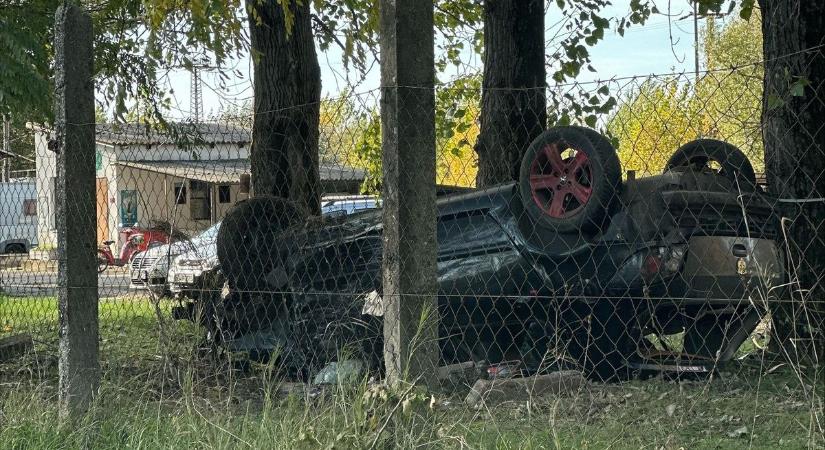 Helyszíni fotókon a brutálisan összetört autó - a sofőr nem használt biztonsági övet