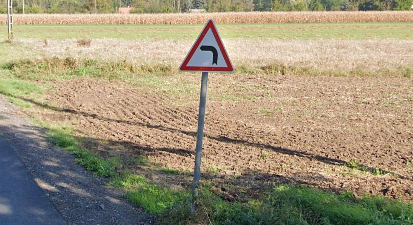 Megtetszett valakinek, hazavitte a közlekedési táblát Bodaszőlő mellől