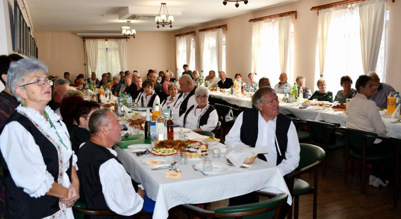 Idősebb generációk találkozása Csapon