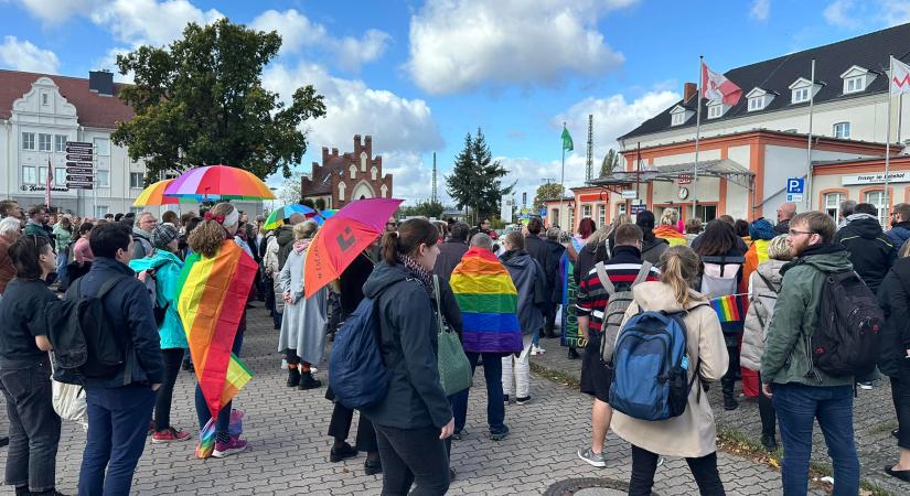 Betiltották a szivárványzászlót a nyíltan meleg polgármester városában