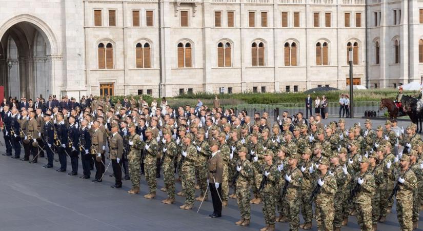 Katona maradsz, ha akarod, ha nem: leszerelési tilalom a Magyar Honvédségnél!