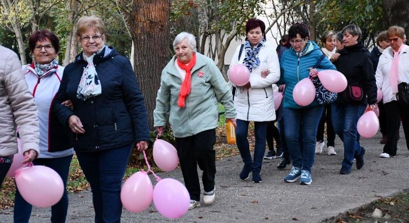 Rózsaszín lufikkal hívták fel a figyelmet a mellrák elleni küzdelemre Martfűn