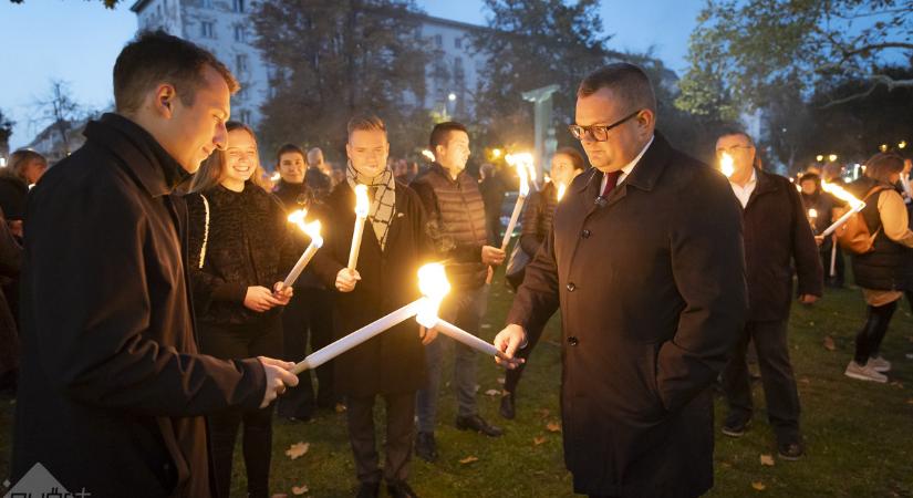 Több száz fáklya lángja lobogott a hősökért